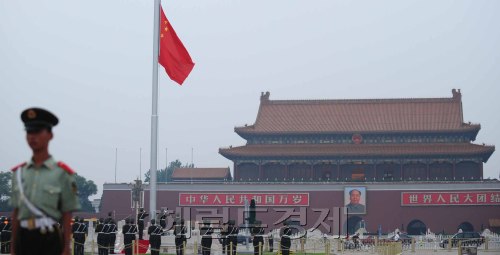 4일 중국 북서부 신장(新疆) 지역에서 폭탄테러로 무장경찰 16명이 사망한 사건이 발생, 중국 전역에 비상이 걸린 가운데 베이징 천안문광장에서 국기하강식이열리고  있다. 박현구기자 phko@-