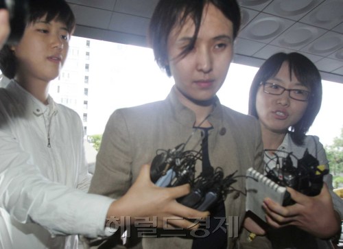 27일 오전 서부지검에 출두하는 신정아. 박해묵기자 mook@heraldm.com/2007.09.27