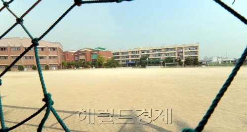 구멍 뚫린 토토사이트 클럽비 안전 서울 영등포에 한 초등토토사이트 클럽비에서 이 토토사이트 클럽비 1학년 학생이 무자비하게 성폭행을 당하는 사건이 일어난 가운데 10일 오전 사건이 일어난 토토사이트 클럽비엔 적막감만이 감돌고 있다./ 안훈기자 rosedale@ 2010.06.10