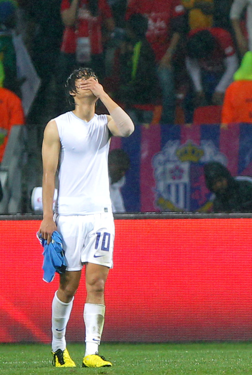 <YONHAP PHOTO-0258> <2010 월드컵>아쉬워하는 박주영 (포트엘리자베스=연합뉴스) 이정훈 기자 = 27일 새벽 남아공 포트엘리자베스에서 열린 월드컵 16강전에서 한국축구대표팀이 우루과이에 패해 8강 진출에 실패하고 나서 박주영이 못내 아쉬워하고 있다. 2010.6.27 uwg806@yna.co.kr/2010-06-27 01:33:49/ <저작권자 ⓒ 1980-2010 ㈜연합뉴스. 무단 전재 재배포 금지.>
<YONHAP PHOTO-0258 alt=