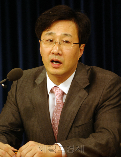 천호선 신임대변인(전 청와대 의전비서관)이 23일  첫 브리핑에서 인사말을 하고 있다/2007.04.23