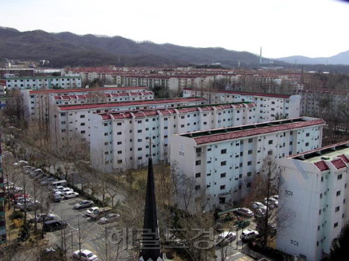 경기도가 서울시에 이어 오는 10월부터 재개발ㆍ재건축 등 정비사업지에 대해 공공관리제를 적용키로 하면서 향후 파장이 주목된다. 사진은 경기도 내 핵심 정비사업으로 꼽히는 과천 재건축 단지 전경