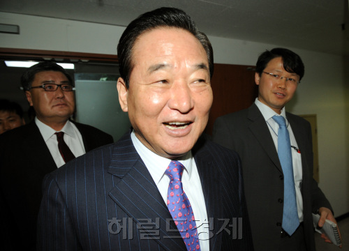 24일 오전 친박연대 서청원 대표가  여의도 당사에서 열린 긴급 최고위원회의를 마치고 당사를 떠나고 있다.양동출dcyang@heraldm.com/080424/
24일 오전 친박연대 서청원 대표가  여의도 당사에서 열린 긴급 최고위원회의를 마치고 당사를 떠나고 있다.양동출dcyang@heraldm.com/080424/
24일 오전 친박연대 서청원 대표가  여의도 당사에서 열린 긴급 최고위원회의를 마치고 당사를 떠나고 있다.양동출dcyang@heraldm.com/080424/
