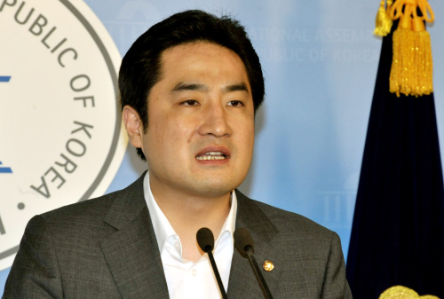 성희롱 및 여성비하발언 파문으로 출당까지 거론되는 한나라당 강용석 의원이 20일 오후 국회 정론관에서 자신의 입장을 밝히는 기자회견을 하고 있다.양동출dcyang@heraldm.com/100720/