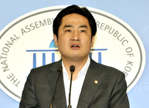 성희롱 및 여성비하발언 파문으로 출당까지 거론되는 한나라당 강용석 의원이 20일 오후 국회 정론관에서 자신의 입장을 밝히는 기자회견을 하고 있다.양동출dcyang@heraldm.com/100720/