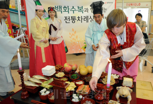 롯데주류는 2010년 추석을 앞두고  14일 오전 서울 남대문 롯데마트 서울역점에서 추석을 앞두고 마트 고객들을 대상으로 차례문화와 명절풍습을 배우고 체험해 보는 '백화수복과 함께하는 전통 차례상 배우기' 행사를 진행하고 있다. 이 날 행사에서 한국 전통 혼례청의 김광식 원장과 함게 외국인 및 주부들이 참여하는 차례음식 차리기 체험행사와 전통 차례예법 강연을 갖고 있다. 박현구기자phko@heraldm.com 2010.09.14