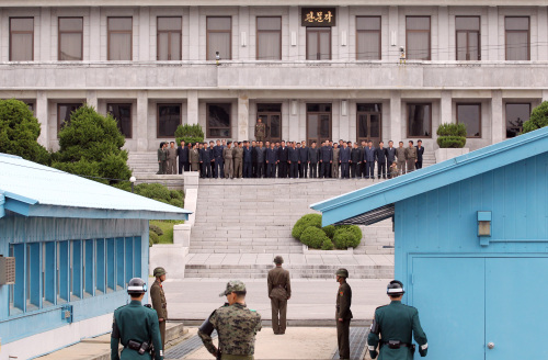 <YONHAP PHOTO-1044> 북한주민도 판문점 관광 (판문점=연합뉴스) 김주성 기자 = 44년만에 열린 북한 조선노동당 대표자회를 통해 김정은 후계구도가 공식화된 가운데 29일 오전 조선노동당 당원으로 보이는 북한 주민들이 판문점을 견학하고 있다. 2010.9.29 utzza@yna.co.kr/2010-09-29 12:47:09/ <저작권자 ⓒ 1980-2010 ㈜연합뉴스. 무단 전재 재배포 금지.>