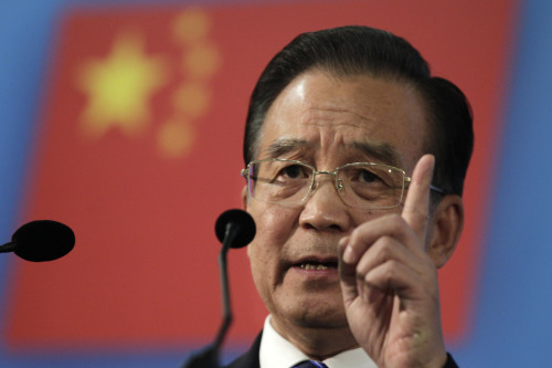 <YONHAP PHOTO-2459> FILE - In this Oct. 6, 2010 file photo, China's Prime Minister Wen Jiabao addresses the audience at the 6th EU China business summit in Brussels. The Chinese prime minister has called for change to China's political system repeatedly in the past few months. (AP Photo/Yves Logghe, File)/2010-10-14 21:30:39/ <저작권자 ⓒ 1980-2010 ㈜연합뉴스. 무단 전재 재배포 금지.>
China’s Prime Minister Wen Jiabao AP-Yonhap News
China’s Prime Minister Wen Jiabao AP-Yonhap News