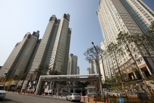 지난 6월 입주가 시작된 LH의 토토사이트 매입신도시 산운마을 13단지 휴먼시아 아파트 전경.내년 상반기까지 수도권에서만 LH(한국토지주택공사)아파트 입주물량이 2만 8000 가구에 이를 것으로 나타나 전세난 해소에 큰 도움이 될 전망이다.