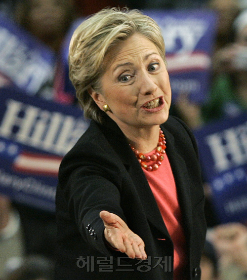<YONHAP PHOTO-0110> Democratic presidential hopeful Sen. Hillary Rodham Clinton, D-N.Y., gestures at a rally in Nashua, N.H., Sunday, Jan. 6, 2008. (AP Photo/Elise Amendola)/2008-01-07 07:11:53/<br /><저작권자 ⓒ 1980-2008 ㈜연합뉴스. 무단 전재 재배포 금지.>