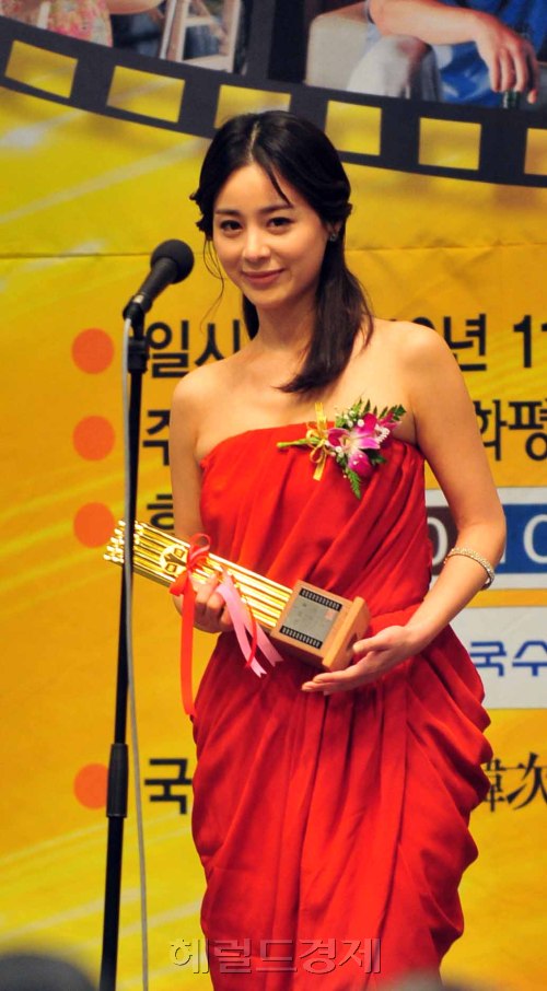 한국영화평론가협회 주최로 8일 서울 프레스센터에서 열린 제30회 영평상 시상식에서 여우연기상을 수상한 '김복남 살인사건의 전말'의 서영희가 수상소감을 밝히고 있다.<br />김명섭 기자 msiron@
한국영화평론가협회 주최로 8일 서울 프레스센터에서 열린 제30회 영평상 시상식에서 여우연기상을 수상한 '김복남 살인사건의 전말'의 서영희가 수상소감을 밝히고 있다.
김명섭 기자 msiron@