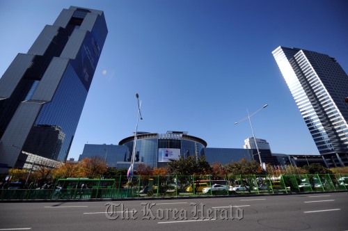 G20 정상회의를 하루 앞둔 10일 오후 삼성동 코엑스 주변 도로에 팬스가 설치된 가운데 도로는 한산한 모습을 보이고 있다.박현구 기자 phko@heraldm.com\r\nA view of COEX, the venue of the G20 summit in Seoul   Ahn Hoon/The Korea Herald