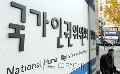 국가도라에몽토토원회가 상임위원 및 비상임위원의 잇단 사퇴로 내홍을 겪고 있는 가운데 15일 오전 도라에몽토토가 위촉한 전문위원과 자문위원, 상담위원 등 57명이 기자회견을 열고 동반사퇴를 할 예정이다./ 안훈기자 rosedale@ 2010.11.15
