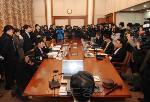 9일 한국은행에서 김중수 한국은행총재 주제로 금융통화위원회가 열렸다. 이상섭기자/babtong@heraldm.com 2010.12.09