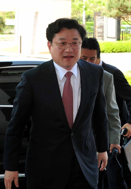 12일 경기도 일산에 위치한 사법연수원에서 김준규 검찰총장이 사법연수원생들을 상대로 특강을 하기 위해 사법연수원에 도착하고 있다. 최근 검찰은 '스폰서 의혹'으로 인해 개혁이 관심사로 떠오르고 있다. 박해묵 기자 mook@heraldm.com