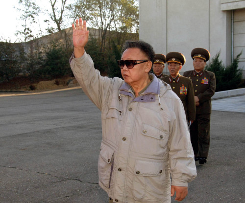<YONHAP PHOTO-0241> 오른 팔을 들고 군인들의 환호에 답례하는 김정일<br alt=