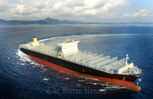 <YONHAP PHOTO-1488> STX, 14억弗 규모 초대형 컨테이너선 10척 수주 (서울=연합뉴스) STX조선해양이 유럽의 한 선사와 1만3천TEU급 초대형 컨테이너선 10척(옵션 포함)의 건조 계약을 체결했다고 12일 밝혔다. 계약금액은 14억 달러(약 1조6천억원)로, 올해 단일 계약으로는 국내 최대 규모다. 사진은 STX조선해양이 건조한 13,000TEU급 초대형 컨테이너선의 모습. 2010.10.12 << STX 제공 >> photo@yna.co.kr/2010-10-12 15:05:02/ <저작권자 ⓒ 1980-2010 ㈜연합뉴스. 무단 전재 재배포 금지.>