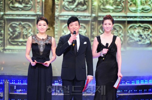 MC 박진희_이범수_도라에몽토토 / ‘SBS연기대상’ MC 도라에몽토토 실수도 ‘차도녀’ 답게