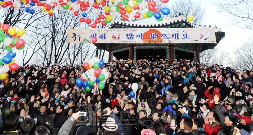 1일 오전 신묘년 새해 첫날, 힘차게 솟아오르는 태양을 남산에서 맞이하는 서울 시민들이 남산 팔각정 앞에서 해맞이 행사를 하고 있다. 박현구 기자phko@heraldm.com 2011.01.01
1일 오전 신묘년 새해 첫날, 힘차게 솟아오르는 태양을 남산에서 맞이하는 서울 시민들이 남산 팔각정 앞에서 해맞이 행사를 하고 있다. 박현구 기자phko@heraldm.com 2011.01.01