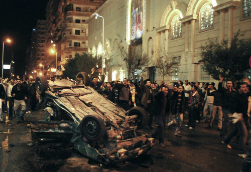 <YONHAP PHOTO-1162> Worshippers shout around an exploded car in front of a Coptic Christian church in the Egyptian city of Alexandria, Egypt, early Saturday Jan. 1, 2011. The car exploded in front of the church as worshippers emerged from a New Year's Mass in the Mediterranean port city early Saturday, killing at least seven people, officials said. (AP Photo/Tarek Fawzy)/2011-01-01 12:09:34/ <저작권자 ⓒ 1980-2011 ㈜연합뉴스. 무단 전재 재배포 금지.>
Worshippers shout around an exploded car in front of a Coptic Christian church in the Egyptian city of Alexandria.  AP-Yonhap News