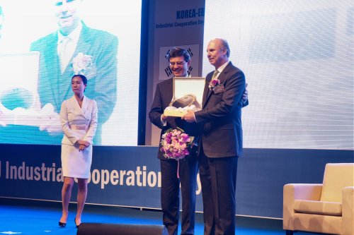 German Ambassador Hans-Ulrich Seidt (center) hands the Leading Investor award to Merck Korea
President Juergen Koenig. (EUCCK)