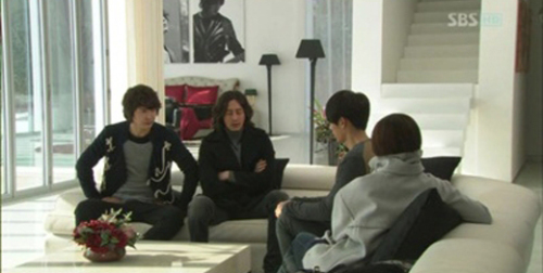 하지원(길라임 역), 현빈(김더탑 토토사이트 역), 윤상현(오스카 역), 이필립(임종수 역)
비밀이 풀어지는 정원.