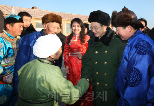 원자바오, 중국 국무원 총리(중국)/(연합) 신년맞이 친서민 행보