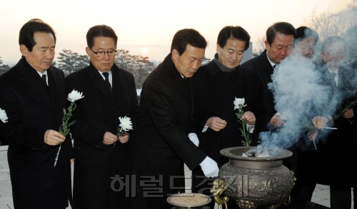 손학규 민주당 대표와 당직자들이 시무식에 앞서 3일 오전 서울 수유리에 위치한 국립 419 민주 묘지 를 참배고 있다. 박현구 기자phko@heraldm.com 2011.01.03
손학규 민주당 대표와 당직자들이 시무식에 앞서 3일 오전 서울 수유리에 위치한 국립 419 민주 묘지 를 참배고 있다. 박현구 기자phko@heraldm.com 2011.01.03
3일 손학규 민주당 대표와 당직자들이 시무식에 앞서 서울 수유리에 위치한 국립 4ㆍ19 민주묘지를 참배하고 있다. 박현구 기자/phko@
3일 손학규 민주당 대표와 당직자들이 시무식에 앞서 서울 수유리에 위치한 국립 4ㆍ19 민주묘지를 참배하고 있다. 박현구 기자/phko@
3일 손학규 민주당 대표와 당직자들이 시무식에 앞서 서울 수유리에 위치한 국립 4ㆍ19 민주묘지를 참배하고 있다. 박현구 기자/phko@