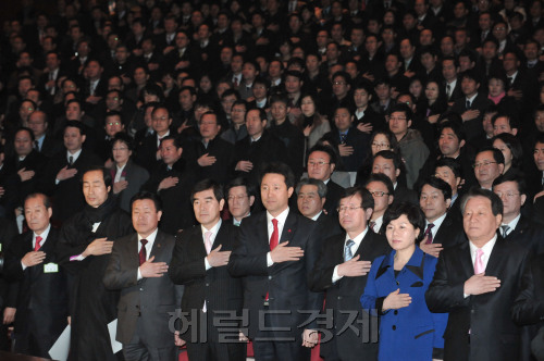 2011년 1월 3일 세종문화회관에서 열린 서울시청 시무식. 오세훈 서울시장과 서울시구청장들이 힘께 국기에 대한 경례를 하고 있다.<br />정희조 기자/checho@heraldm.com 110103
2011년 1월 3일 세종문화회관에서 열린 서울시청 시무식. 오세훈 서울시장과 서울시구청장들이 힘께 국기에 대한 경례를 하고 있다.
정희조 기자/checho@heraldm.com 110103
2011년 1월 3일 세종문화회관에서 열린 서울시청 시무식. 오세훈 서울시장과 서울시구청장들이 힘께 국기에 대한 경례를 하고 있다.
정희조 기자/checho@heraldm.com 110103