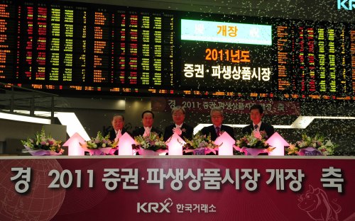3일 오전 서울여의도 한국거래소 종합홍보관에서 2011년도 증권,파생상품시장 개장식이 열린 가운데 김석동 금융위워장 및 증권 파생상품업계 관계자 200여명이 참석해 2011년도 증권,파생상품시장 개장식을 개최하였다. 박해묵 기자/mook@heraldm.com (사진 왼쪽부터 박승복 상장회사협의회장, 김봉수 한국거래소 이사장, 김석동 금융위원회 위원장, 황건호 금융투자협회장, 김병구 코스닥협회장)
신묘년 첫 거래일인 3일 오전 여의도 한국거래소 종합홍보관에서 김석동(가운데) 금융위원장과 김봉수(왼쪽 두 번째) 한국거래소 이사장 등 200여명이 참석한 가운데 2011년도 증권ㆍ파생상품시장 개장식이 열렸다.  박해묵 기자/mook@