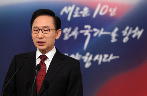 President Lee Myung-bak makes a New Year's address on Monday. (Yonhap News)