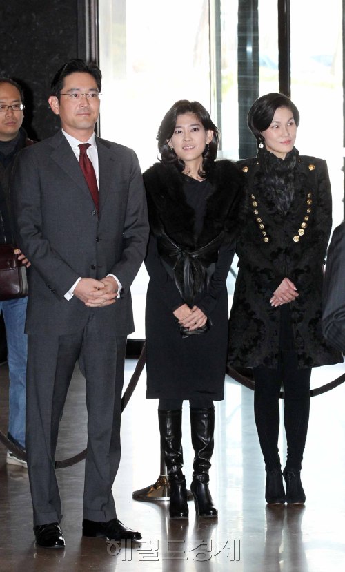 이건희 삼성그룹 회장이 3일 오전 서울 장충동 신라호텔에서 열리는 삼성그룹 신년하례회에 참석해 기자들의 질문을 받고 있는 가운데 이회장의 가족인 재용씨, 부진싸, 홍라희씨가 뒤에서서 밝은표정으로 바라보고 있다. 박해묵 기자/mook@heraldm.com
이건희 삼성그룹 회장이 3일 오전 서울 장충동 신라호텔에서 열리는 삼성그룹 신년하례회에 참석해 기자들의 질문을 받고 있는 가운데 이회장의 가족인 재용씨, 부진싸, 홍라희씨가 뒤에서서 밝은표정으로 바라보고 있다. 박해묵 기자/mook@heraldm.com