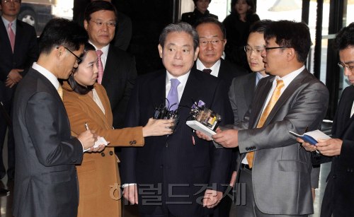 이건희 삼성그룹 토토사이트 위키이 3일 오전 서울 장충동 신라호텔에서 열리는 삼성그룹 신년하례회에 참석해 기자들의 질문의 받고 있다. 박해묵 기자/mook@heraldm.com
이건희 삼성그룹 토토사이트 위키이 3일 오전 서울 장충동 신라호텔에서 열리는 삼성그룹 신년하례회에 참석해 기자들의 질문의 받고 있다. 박해묵 기자/mook@heraldm.com