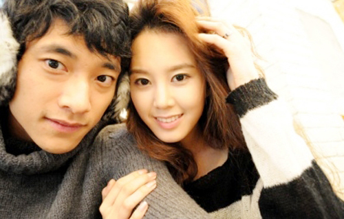 김요한과 안은정은 자신들의 미니홈피를 통해 서로 연인 사이임을 공개하며 20대의 풋풋한 사랑을 키워가고 있다