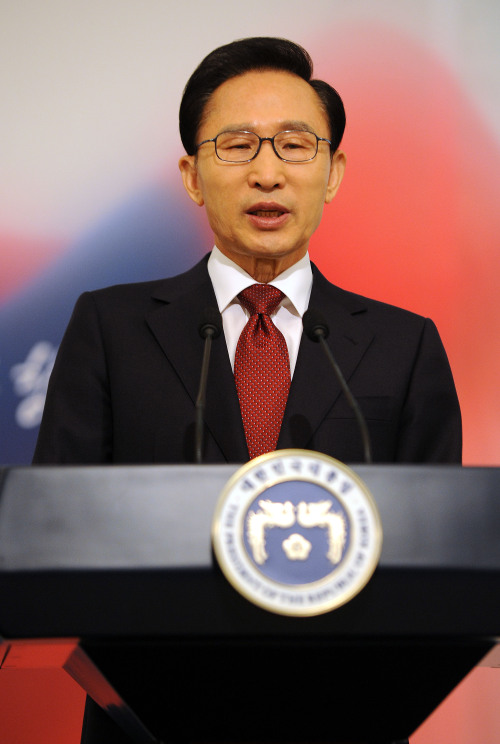 3일 청와대에서 이명박대통령이 신년연설을 하고 있다.<br />정희조 기자/checho@heraldm.com 110103
President Lee Myung-bak gives a New Year’s address at Cheong Wa Dae on Monday.
Chung Hee-cho/The Korea Herald