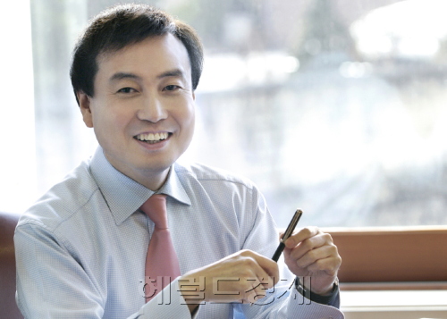 차석용/ 차석용 사장 /  LG생활건강 대표, “올해는 생활용품, 화장품, 음료 모두 1등이 목표”
hhj6386@heraldm.com