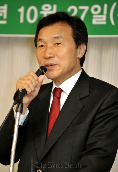 손학규 민주당 대표가 27일 오전 여의도 렉싱턴호텔에서 열린 "지구촌 보건복지재단포럼"에서 인사말을 하고 있다.양동출dcyang@heraldm.com/101027/
Sohn Hak-kyu