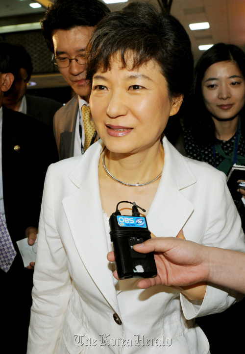 한나라당 박근혜 전 대표가  8일 오전 국회 본회의에 들어서며 기자들과 일문일답을 하고 있다.양동출dcyang@heraldm.com/100608/
Park Geun-hye