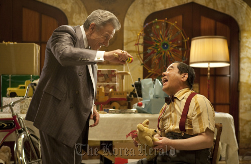 Former comedian and film director Shim Hyung-rae (right) stars as his signature character “Young-gu,” in his new slapstick film “The Last Godfather.” (CJ Entertainment)