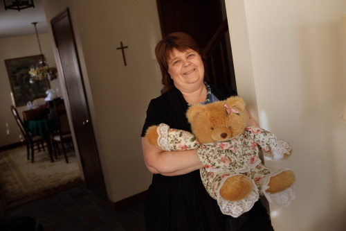 Karen Mead holds a teddy
bear at her parents’ home in
Barrington, Illinois, Dec. 13,
2010. (Chicago Tribune/MCT)