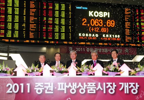 Industry and government officials including Financial Services Commission Chairman Kim Seok-dong (center) and Korea Exchange CEO
Kim Bong-soo (second from left) open the stock market for 2011 at the Korea Exchange on Monday. Seoul stocks rose 0.93 percent to a
record high 2,070.08 points on the first trading day of 2011.  (Park Hae-mook/The Korea Herald)