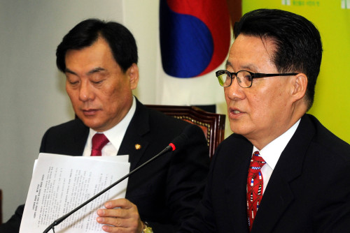 민주당 박지원 원내대표가 4일 오전 국회에서 열린 원내대책회의에서 모두발언을 하고 있다.박현구 기자phko@heraldm.com 2011.01.04
민주당 박지원 원내대표가 4일 오전 국회에서 열린 원내대책회의에서 모두발언을 하고 있다.박현구 기자phko@heraldm.com 2011.01.04
민주당 박지원 원내대표가 4일 오전 국회에서 열린 원내대책회의에서 모두발언을 하고 있다.박현구 기자phko@heraldm.com 2011.01.04