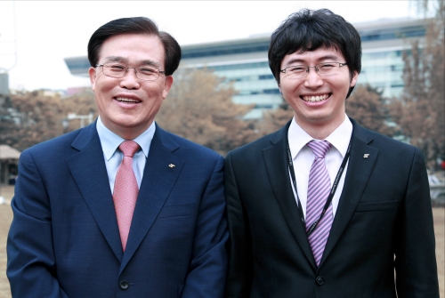 유흥수, LIG투자증권 사장 / “신묘년엔 웃어라”…스마일대상 만들어,대표이사직원함께