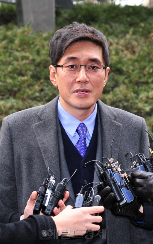 비자금 조성 의혹을 받고 있는 태광그룹의 이호진 회장이 4일 오전 조사를 받기위해 서울 서부지검으로 소환돼 기자들 질문에 답변하고 있다.<br />김명섭 기자 msiron@
비자금 조성 의혹을 받고 있는 태광그룹의 이호진 회장이 4일 오전 조사를 받기위해 서울 서부지검으로 소환돼 기자들 질문에 답변하고 있다.
김명섭 기자 msiron@
비자금 조성 의혹을 받고 있는 태광그룹의 이호진 회장이 4일 오전 조사를 받기위해 서울 서부지검으로 소환돼 기자들 질문에 답변하고 있다.
김명섭 기자 msiron@