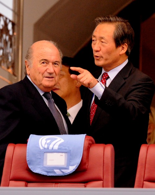 <YONHAP PHOTO-0710> 대화 나누는 블래터-정몽준 (아부다비 사진공동취재단=연합뉴스) 성남일화가 19일 (한국시간) 아랍에미리트연합 아부다비 자예드 스포츠시티 스타디움에서 열린 '클럽월드컵 UAE 2010' 3-4위 결정전에서 남미 클럽 챔피언 브라질의 인터나시오날과 경기를 펼쳤다. 경기 시작 전 경기장을 찾은 제프 블래터 FIFA 회장과 정몽준 FIFA 부회장이 대화를 나누고 있다. 2010.12.19 photo@yna.co.kr/2010-12-19 07:21:28/ <저작권자 ⓒ 1980-2010 ㈜연합뉴스. 무단 전재 재배포 금지.>
Chung Mong-joon (right) with FIFA president Sepp Blatter
Yonhap News
Chung Mong-joon (right) with FIFA president Sepp Blatter.     Yonhap News