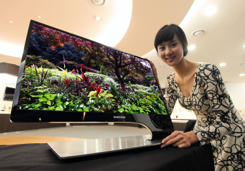 <YONHAP PHOTO-0441> 삼성전자, 3D LED 모니터 선보여 (서울=연합뉴스) 삼성전자가 오는 6일부터 9일까지 4일간 미국 라스베이거스에서 열리는 세계 최대 멀티미디어 가전 전시회인 'CES 2011'에 참가해 3D LED 모니터 950 시리즈 등 모니터 신제품을 대거 선보인다. 삼성전자가 CES를 통해 첫 선을 보이는 3D LED 모니터 950 시리즈는 비대칭적인 구조와 일체형 곡선 디자인이 특징이다. 2011.1.4 photo@yna.co.kr/2011-01-04 11:00:09/ <저작권자 ⓒ 1980-2011 ㈜연합뉴스. 무단 전재 재배포 금지.>
Samsung Electronics’ 3-D LED monitor.        Samsung Electronics