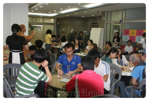 Foreign migrant workers attend a meeting at the Ansan Foreign worker’s Center last year.
Ansan Foreign workers’ Center