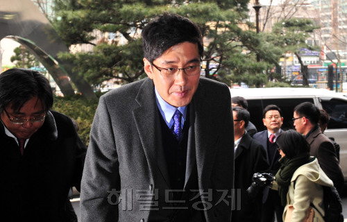 비자금 조성 의혹을 받고 있는 태광그룹의 이호진 투게더토토이 4일 오전 조사를 받기위해 서울 서부지검으로 소환되고 있다.<br alt=