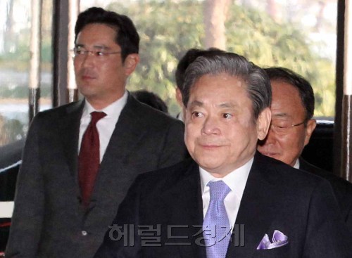 위너 토토 삼성그룹 회장이 3일 오전 서울 장충동 신라호텔에서 열리는 삼성그룹 신년하례회에 참석하기 위해 신라호텔 로비로 들어서고 있다. 박해묵 기자/mook@heraldm.com
위너 토토 삼성그룹 회장이 3일 오전 서울 장충동 신라호텔에서 열리는 삼성그룹 신년하례회에 참석하기 위해 신라호텔 로비로 들어서고 있다. 박해묵 기자/mook@heraldm.com
위너 토토 삼성그룹 회장이 3일 오전 서울 장충동 신라호텔에서 열리는 삼성그룹 신년하례회에 참석하기 위해 신라호텔 로비로 들어서고 있다. 박해묵 기자/mook@heraldm.com