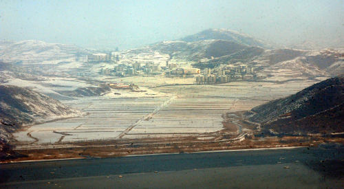 4일 북한의 연평도 무력도발 이후 경기도 김포에 있는 해병 2사단 애기봉 전망대에서 바라 본 눈 덮인 북한의 개풍군 선전용 해물마을. 박현구 기자phko@heraldm.com 2011.01,04
4일 북한의 연평도 무력도발 이후 경기도 김포에 있는 해병 2사단 애기봉 전망대에서 바라 본 눈 덮인 북한의 개풍군 선전용 해물마을. 박현구 기자phko@heraldm.com 2011.01,04